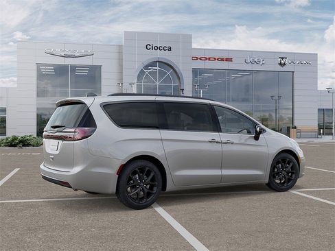 New 2026 Chrysler Pacifica Select image 5