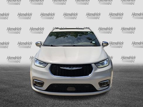 Used 2021 Chrysler Pacifica Limited w/ Uconnect Theater Family Group FWD image 3