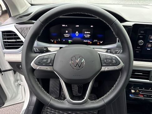 Certified 2025 Volkswagen Taos SE w/ Panoramic Sunroof Package image 14