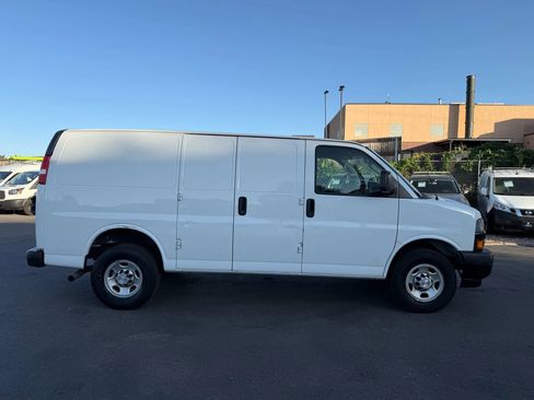 Used 2018 Chevrolet Express 2500 image 6