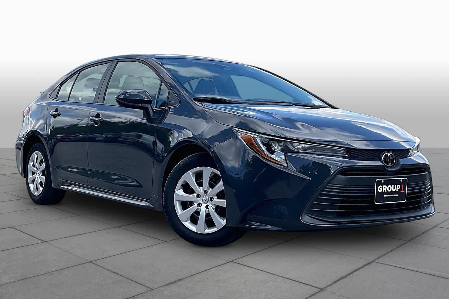 Used 2025 Toyota Corolla LE FWD image 3