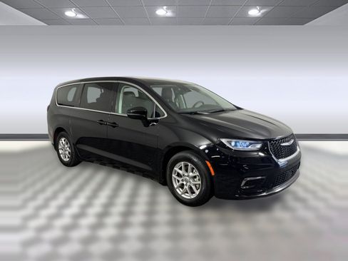 Used 2024 Chrysler Pacifica Touring-L FWD image 7