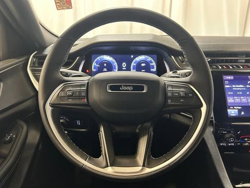 Used 2024 Jeep Grand Cherokee Laredo w/ Luxury Tech Group I AWD/4WD image 9