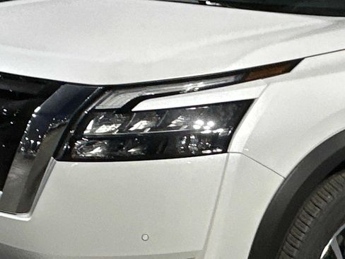 New 2025 Nissan Pathfinder SL image 11