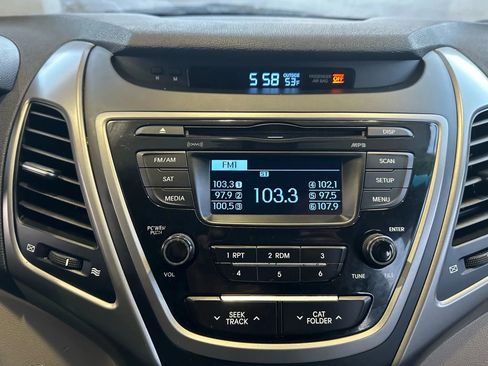 Used 2016 Hyundai Elantra SE image 15