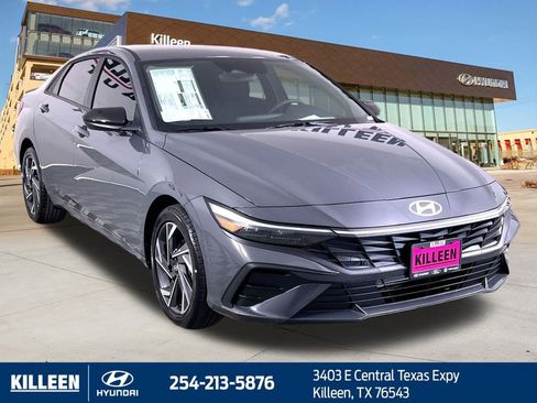 Used 2025 Hyundai Elantra Sport image 11