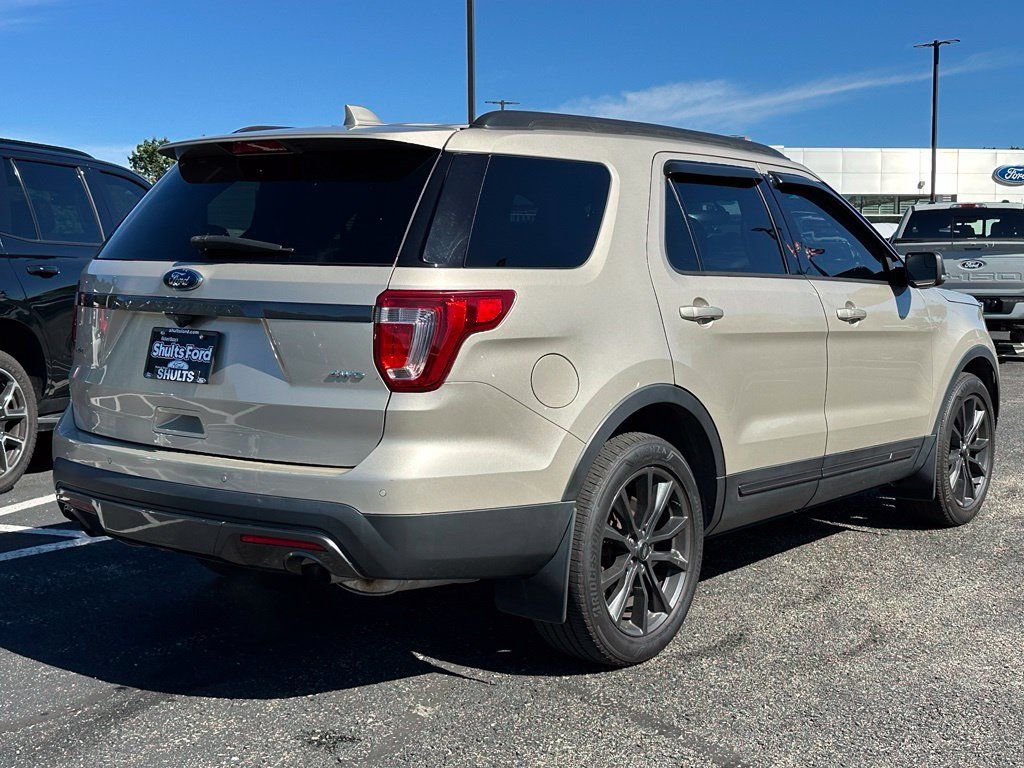 Used 2017 Ford Explorer XLT w/ Equipment Group 202A AWD/4WD image 25