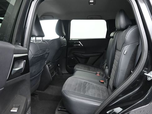 Used 2025 Mitsubishi Outlander AWD image 25