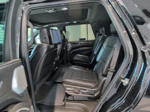 Certified 2022 Cadillac Escalade Sport Platinum w/ Heavy-Duty Trailer Package AWD/4WD image 10