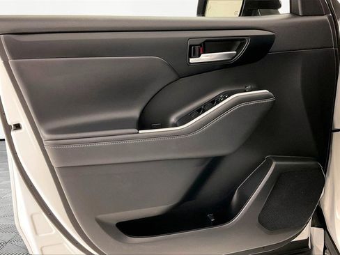 Used 2022 Toyota Highlander XSE image 17