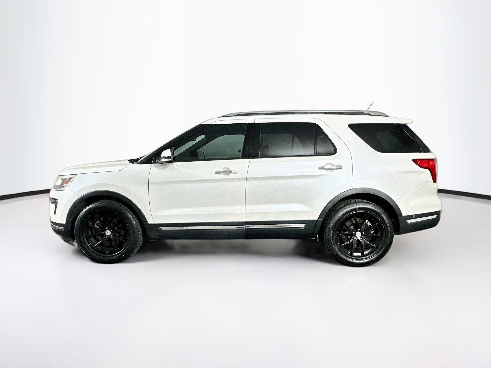 Used 2018 Ford Explorer Limited w/ Equipment Group 301A FWD image 4