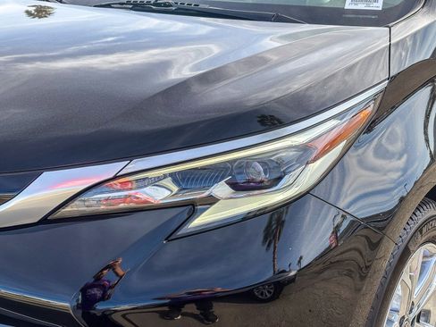 Used 2022 Toyota Sienna Platinum image 9