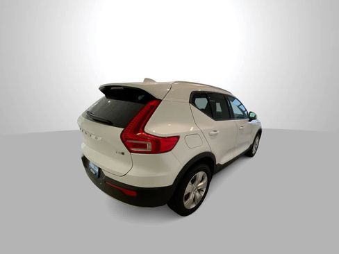 Used 2022 Volvo XC40 T5 Momentum image 8