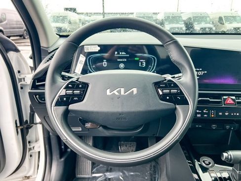 Used 2024 Kia Niro EX image 22