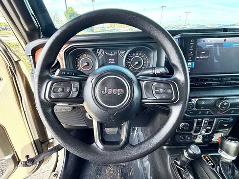 Used 2025 Jeep Gladiator Sport image 21