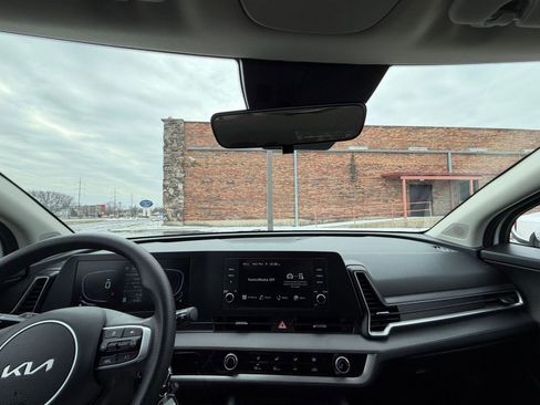 Used 2025 Kia Sportage LX image 31