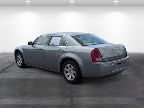 Used 2007 Chrysler 300 Touring w/ Comfort/Convenience Group RWD image 3