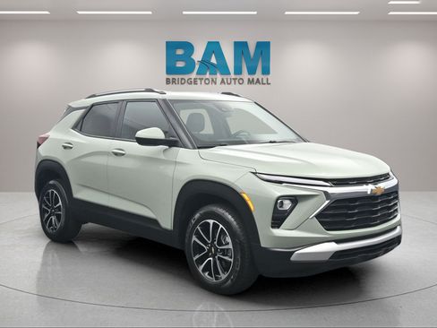 Used 2025 Chevrolet TrailBlazer LT AWD/4WD image 1