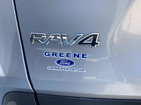 Used 2019 Toyota RAV4 XLE w/ Convenience Package FWD image 6