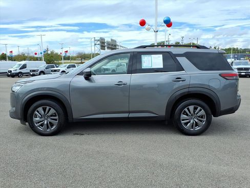 Used 2025 Nissan Pathfinder SV image 2