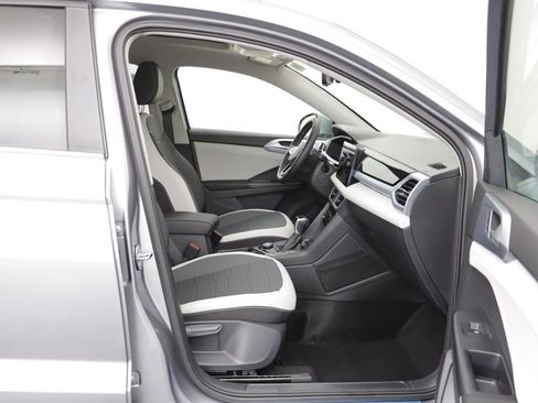 New 2026 Volkswagen Taos SE image 17