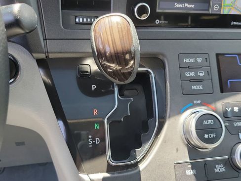 Used 2020 Toyota Sienna XLE w/ XLE Navigation Package FWD image 32