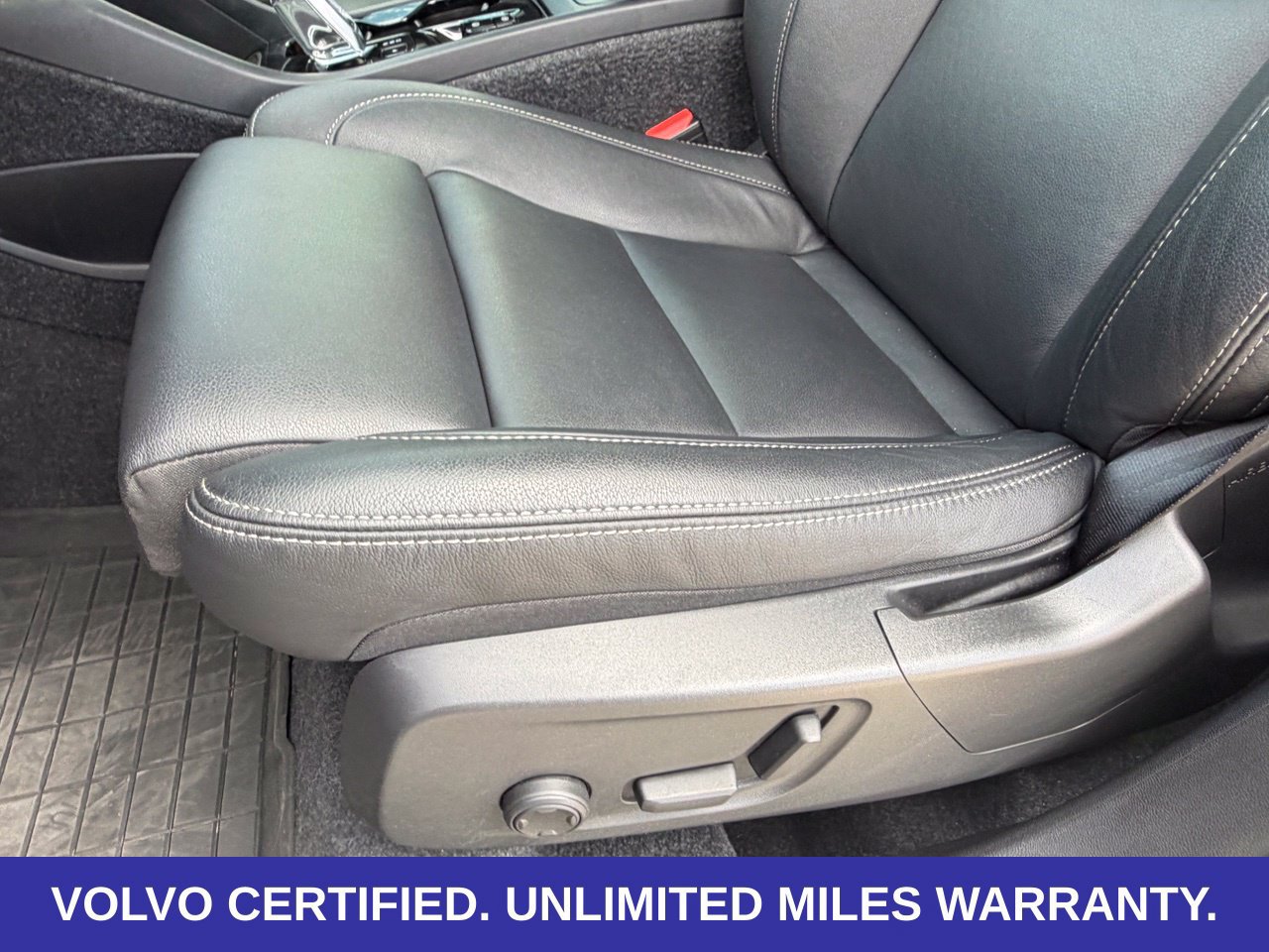 Certified 2026 Volvo XC40 B5 Plus AWD/4WD image 30