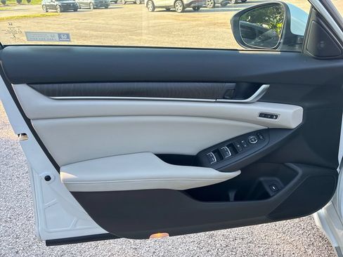 Used 2018 Honda Accord Touring image 10