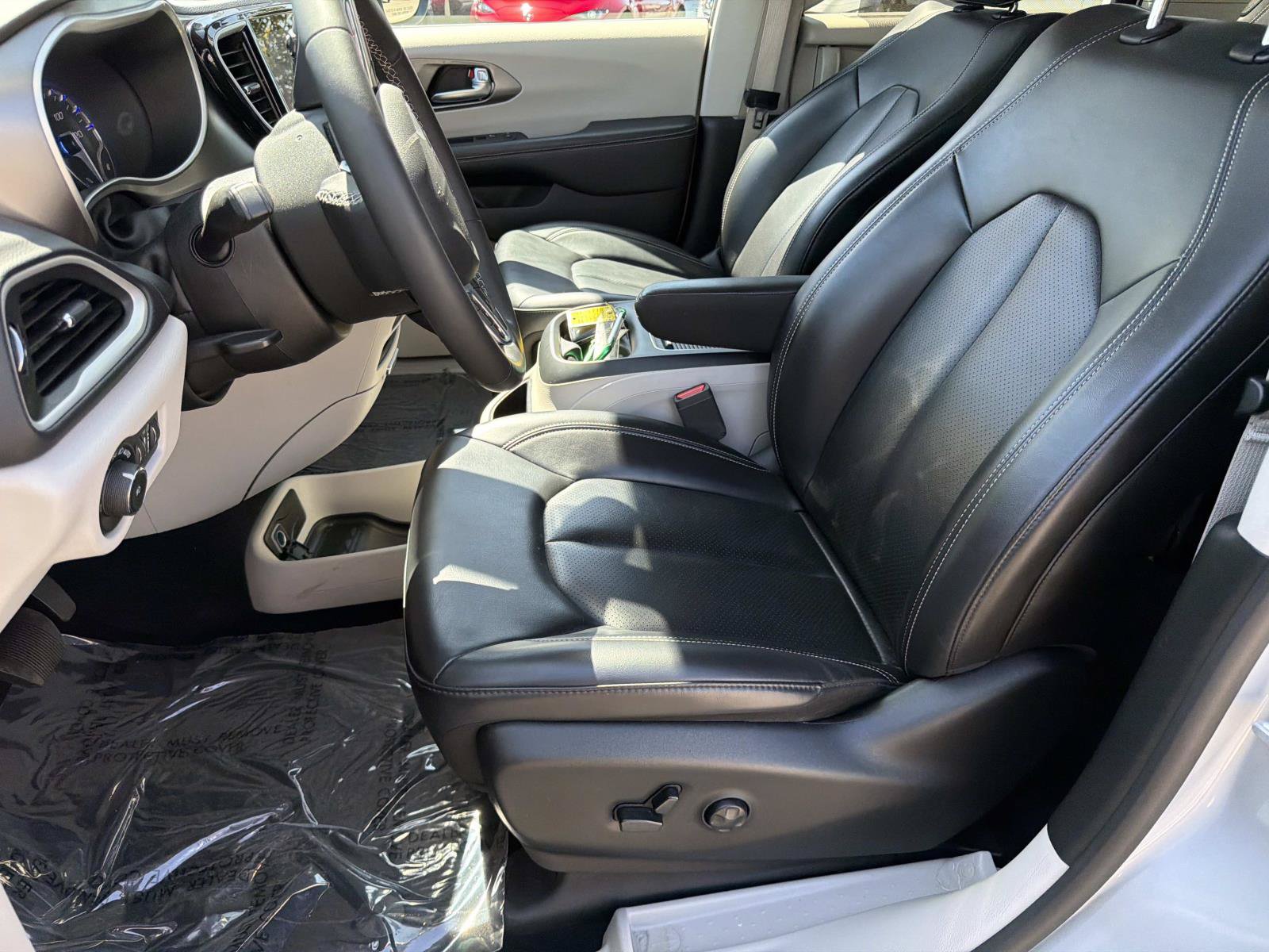Used 2023 Chrysler Pacifica Touring-L FWD image 17