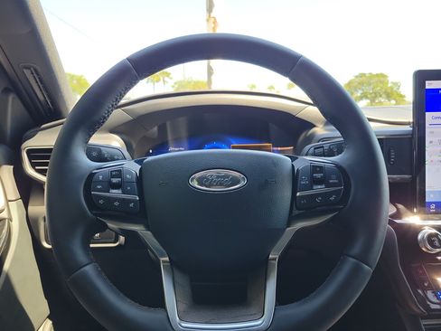 Used 2024 Ford Explorer Platinum w/ Technology Package AWD/4WD image 22