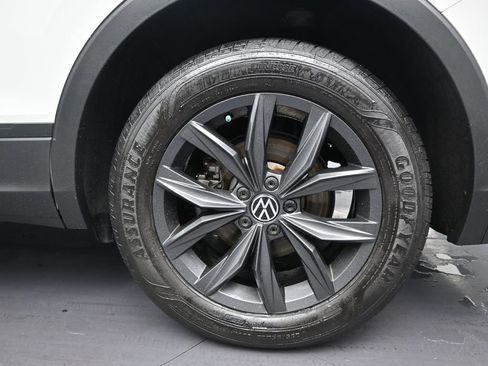 Used 2024 Volkswagen Tiguan SE image 9
