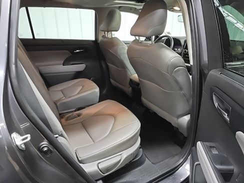 Used 2022 Toyota Highlander XLE image 18