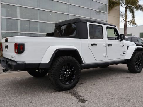 Used 2025 Jeep Gladiator Sport image 10