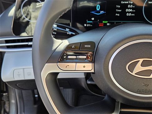 Used 2025 Hyundai Elantra Limited image 18