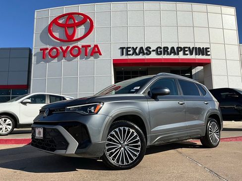 Used 2025 Volkswagen Taos SE image 2