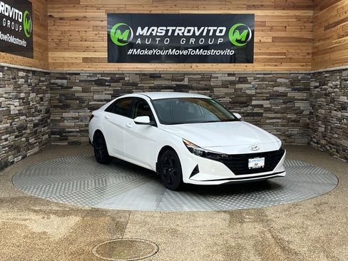 Used 2022 Hyundai Elantra SEL w/ Convenience Package FWD image 2