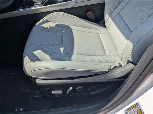 New 2025 Hyundai Elantra Limited image 4