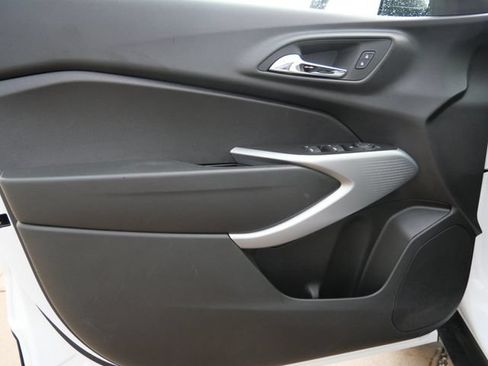 Used 2024 Chevrolet Trax RS FWD image 12