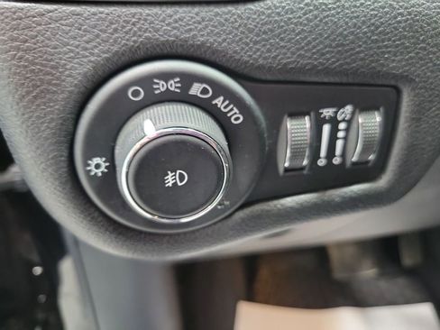 Used 2020 Jeep Cherokee Latitude Plus w/ Cold Weather Group AWD/4WD image 34