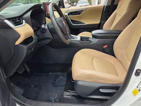 Used 2019 Toyota RAV4 LE image 9