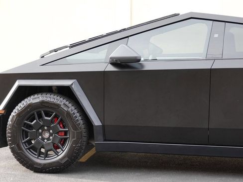 Used 2024 Tesla Cybertruck AWD Crew Cab image 10