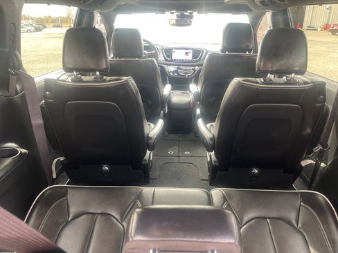 Used 2025 Chrysler Pacifica Limited image 25