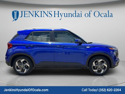 Used 2022 Hyundai Venue SEL w/ Cargo Package FWD image 2