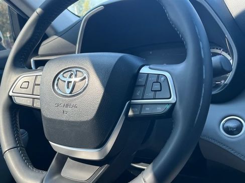 Used 2024 Toyota Highlander XLE AWD/4WD image 12