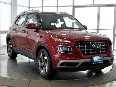 Used 2023 Hyundai Venue Limited image 2