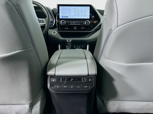 Certified 2025 Toyota Highlander Platinum AWD/4WD image 26