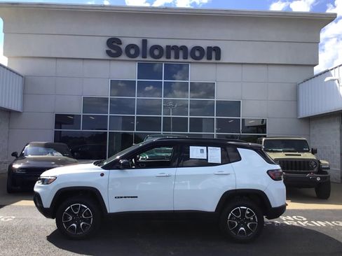 Used 2025 Jeep Compass Trailhawk w/ Trailhawk Elite Group AWD/4WD image 1