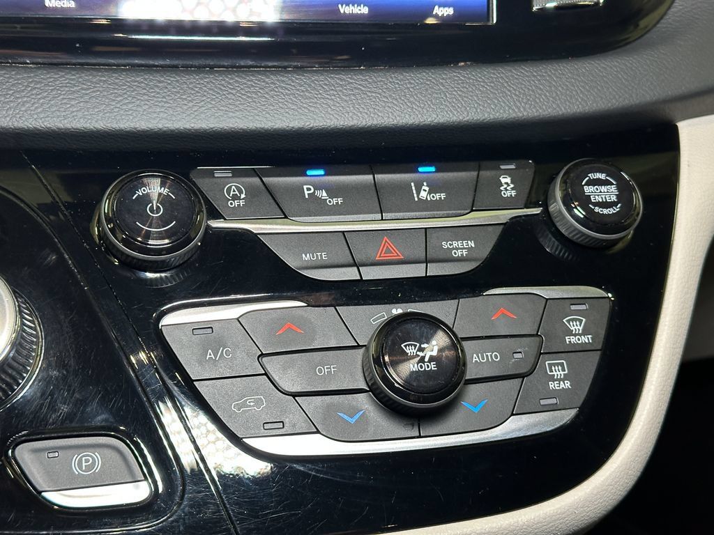 Used 2024 Chrysler Pacifica Touring-L FWD image 36
