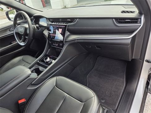 Certified 2025 Jeep Grand Cherokee Limited w/ Black Appearance Package image 17