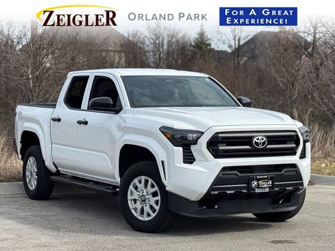 Used 2025 Toyota Tacoma SR image 1